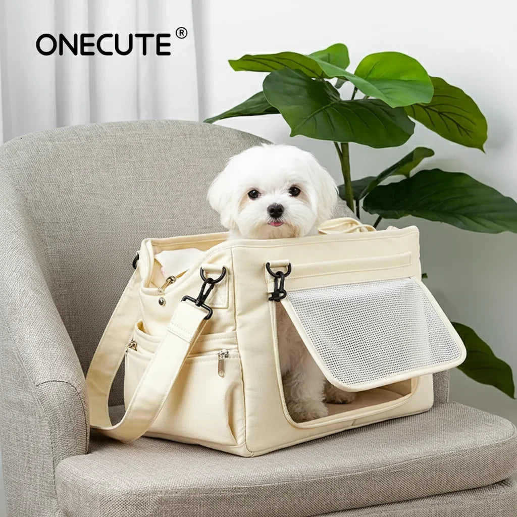 Petit chien dans un sac de transport beige avec ouverture latérale en maille