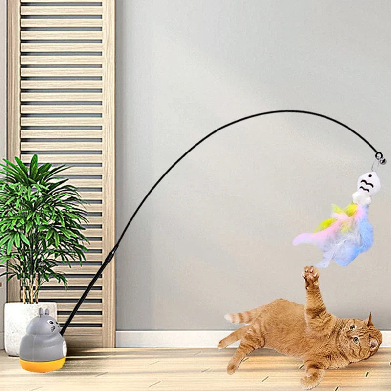 Chat jouant avec un jouet à plumes sur tige avec base grise