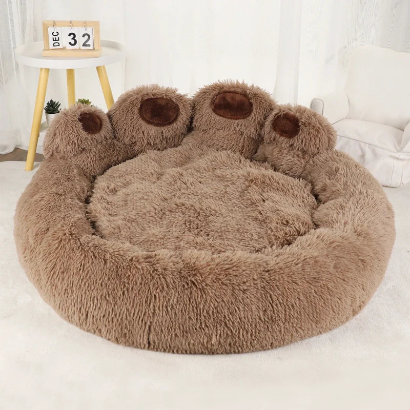 Lit marron en forme de patte pour chien et chat vu de face