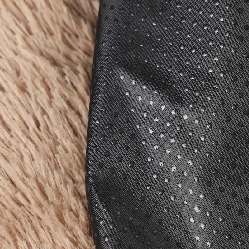 Détail du dessous à picots du lit en forme de patte pour animaux