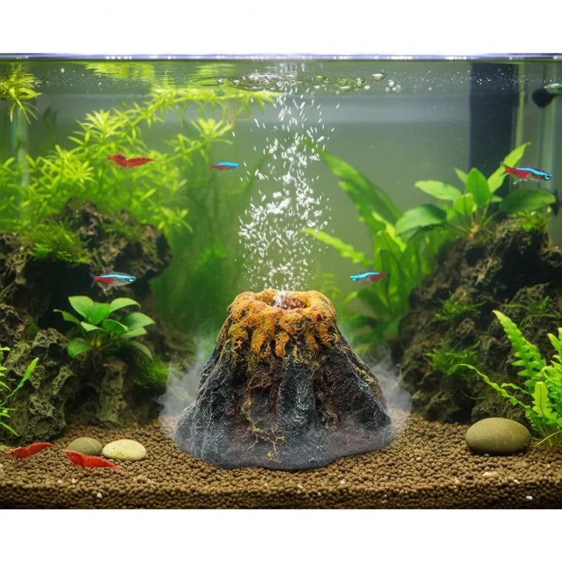 Volcan décoratif dans un aquarium avec plantes