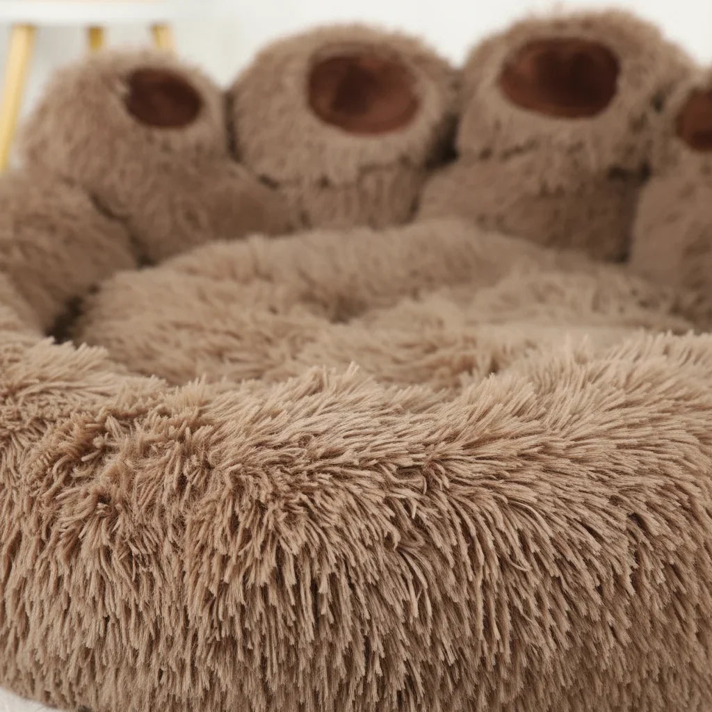 Gros plan du lit marron en forme de patte pour animaux