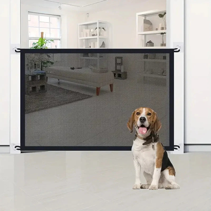 Barrière de sécurité en maille noire avec chien
