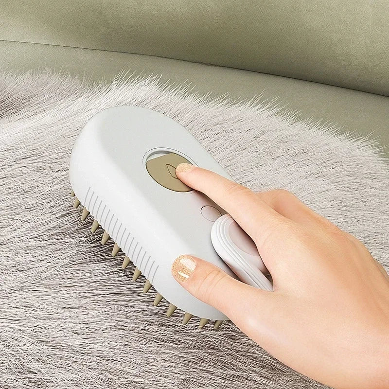 Brosse de toilettage blanche utilisée sur un pelage gris