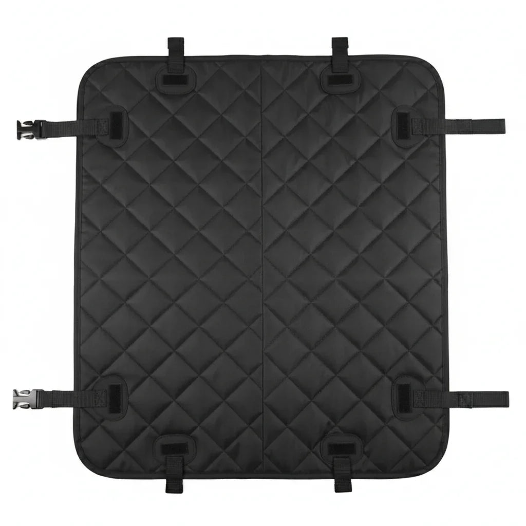 Vue à plat de la housse noire matelassée avec ses sangles et attaches