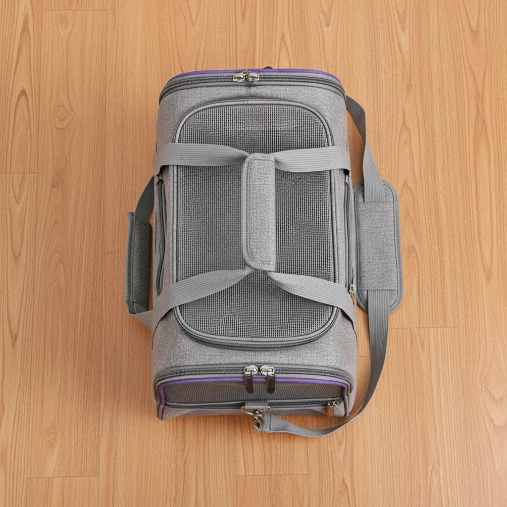 Vue de dessus du sac de transport gris avec panneaux en maille