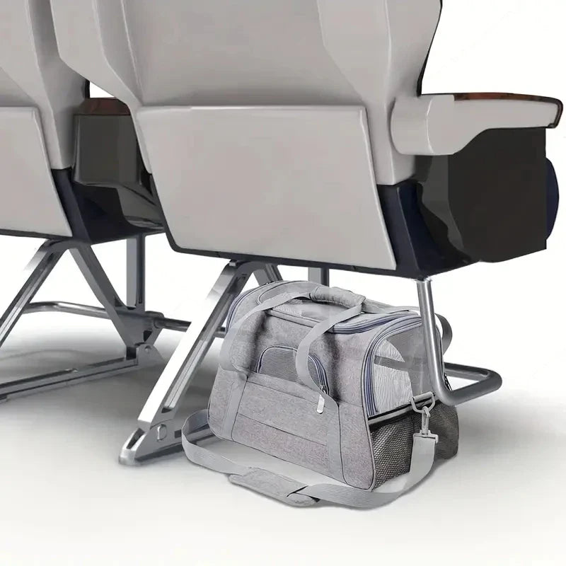 Sac de transport gris placé sous un siège
