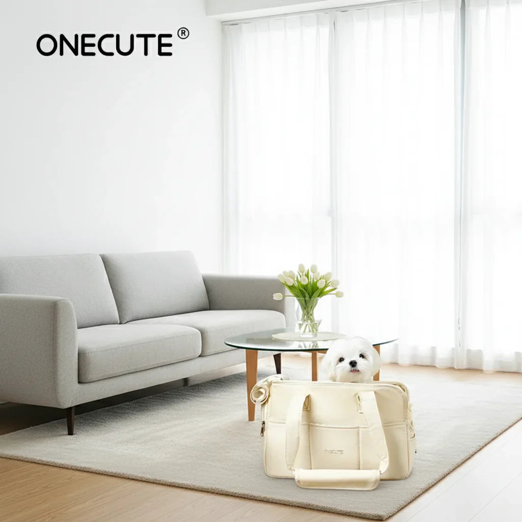 Sac de transport beige avec petit chien dans un intérieur